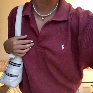 Flanell skjorta  - Oversized flanell skjorta från polo i vinrött. Så cool och väldigt stor så den är instoppad på bilderna vilket jag tycker ser snyggt ut. Hittar ingen storlek men skulle säga att det är en xxl. Skriv för mer bilder och köparen står för frakten ❤️‍🔥