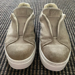 Eytys sneakers doja s-o suede storlek 39 - Säljer mina eytys i storlek 39. Relativt bra skick lite smutsiga, då jag har använt dom drygt ett år. Nypris är 1800kr men säljer dom dom för 500kr på grund av skicket, hör av dig om du har några frågor.💕