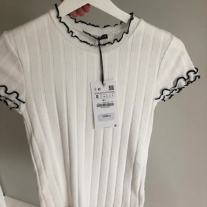 Tröja från zara - Helt oanvänd topp från zara med gulliga små detaljer. Säljer då den inte kommit till användning! 