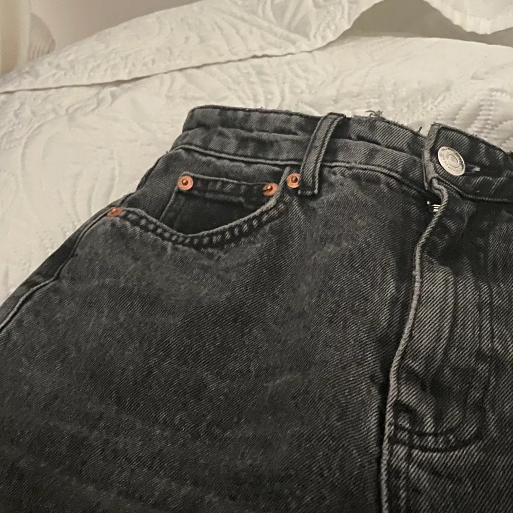 Grå stentvättade jeans från Gina tricot, mycket bra skick dock lite slitet nere på byxorna då jag är 1,54 och dom är för långa. Köpa för ca 400-500kr, pris kan diskuteras för dom är för stora för mig o tar bara plats i garderoben☺️ fråga ol du undrar nått🌸. Jeans & Byxor.