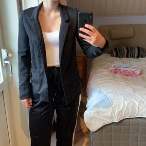 Svart kavaj - Säljer då den inte passar längre! Bra kvalitet, storlek 34