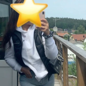 Vit Ralph luren hoodie - Säljer min vita Ralph luren hoddie använd ca 1-2 gånger nyskick köpt för :900kr 