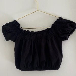 Svart topp - xxs - Svart simpel topp som passar till det mesta. Storleken är xxs men passar som en xs också. Skriv vid intresse 🌼