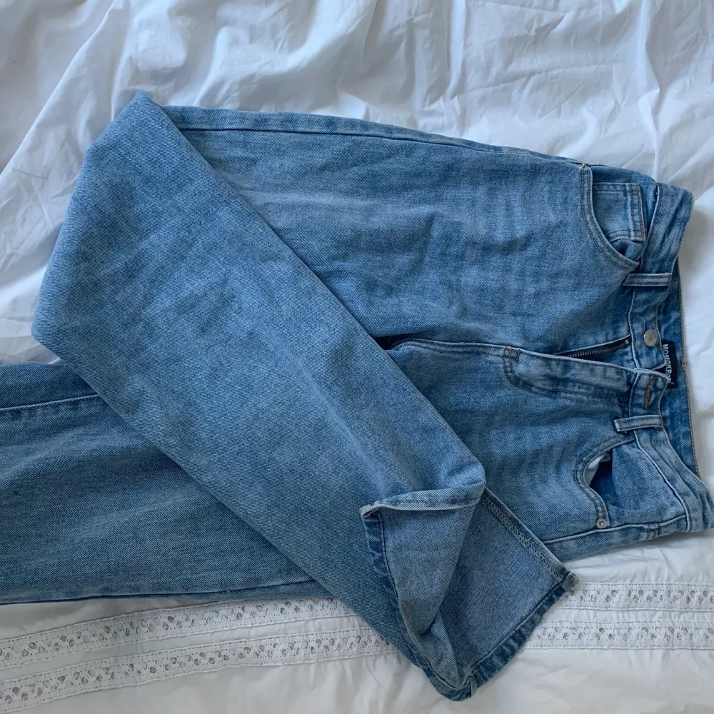 ”Split hem jeans” från pretty little thing som knappt är använda. Raka i passformen med slits längst ner. . Jeans & Byxor.