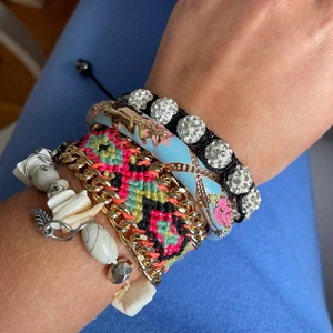 Armband - Olika armband köpta åå olika ställen. Säljer alla för 100kr eller ett för 35kr