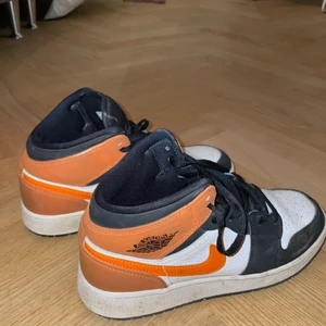 Jordan 1 mids - Säljer mina jordans köpa 2020, på bilderna är de inte alls tvättade men med tandborste och skotvätt går de att göra som nya!