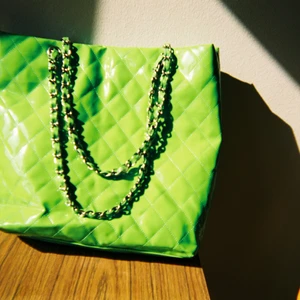 Grön-totebag - Fin väska i läderimitation. Spår av användning i väskan men inga synsliga slitningar på utsidan.