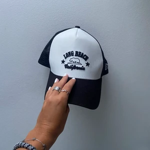 New era keps - Säljer min keps från new era som jag köpt från zalando, knappt använd så helt i nyskick! Skriv om ni har frågor eller vill ha fler bilder🌚FRAKTAR INTE!