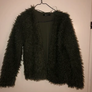 Grön fluffig jacka  - Grön fluffig jacka från Gina Tricot. Storlek M. 