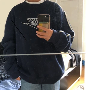 Nike sweatshirt/collegetröja - Säljer min fina, vintage sweatshirt/colletröja. Bara använd någon enstaka gång så i mycket gott skick! :) 