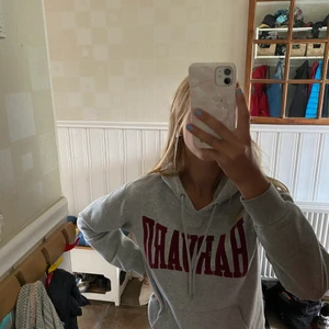 Harvard Hoodie Grå - En Harvard hoodie från HM, använd ett fåtal gånger och inte knottrig eller utsliten i tyget eller färgerna. Den är i storleken XS men sitter som en XS/S