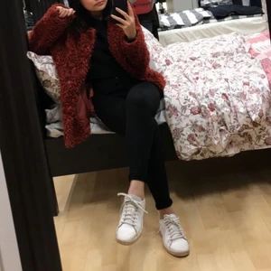 vinröd jacka - en vinröd jacka ifrån h&m som jag aldrig använder längre. Den är jättemysig verkligen och är i bra skick. Dock så är ena av fickorna lite sönder men det är absolut ingenting som syns eller som inte går att laga. Säljer för 80kr + frakt som är 66kr