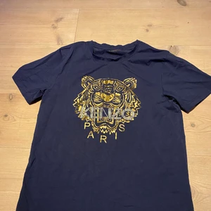 Kenzo - En mörkblå Kenzo T-shirt som är en väldigt snygg kopia💕 frakt betlar man själv✨