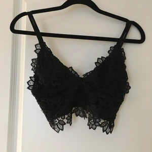 Topp  - Jättesöt svart spets topp i storlek M. Fint skick