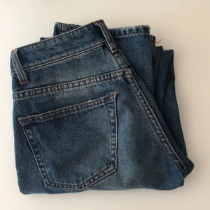 Slitna jeans - Supeefina mörkblå jeans från Brandy Melville. Jeansen har en rak passform med låg midja och en slitning på vänstra knäet. Knappt använda och i gott skick! Messa privat för fler bilder eller frågor:)