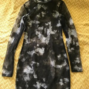 Mesh klänning - En jättefin mesh klänning med moln på och en krage, jättefint skick och aldrig använd då den var för liten 