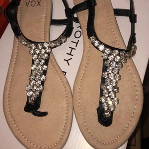 Nya Strass sandaler Filip flops  skor  - Nya sandaler med strass i Str 37  Nypris 299kr  Finns i Södertälje
