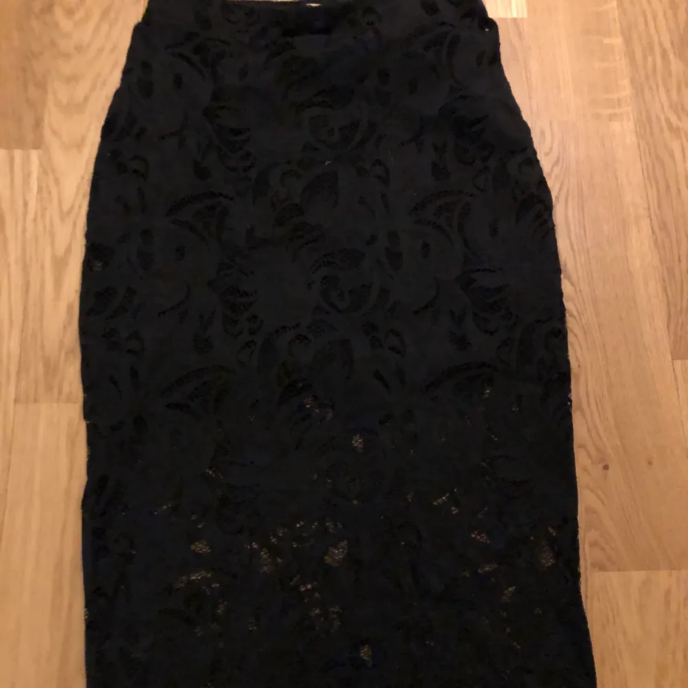 En svart spetsig kjol från h&m i storlek 36. Kjolar.