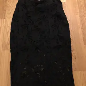 En svart spetsig kjol från h&m i storlek 36