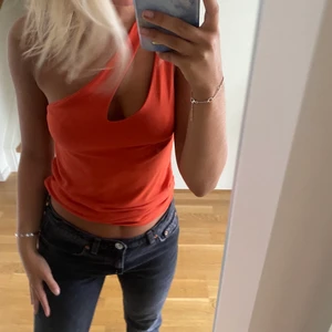 Topp - Korallröd isch linne från ginatricot❣️❤️‍🔥, passar både xs, s och m.