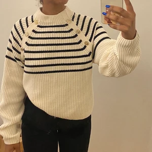 Tröja  - Helt ny tröja från H&M köparen står för frakt budgivning om flera intresserade 