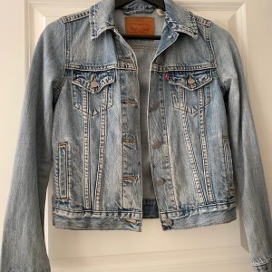 Jeans jacka från Levis  - Nyköpt jeans jacka från Levis , använd väldigt fåtal gånger, storlek XXS men är som XS