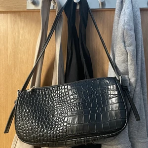 Super fin baguette väska  - Säljer denna super fina baguette väskan med orm liknade mönster. Använd ett få få gånger så den är som ny. 💞 