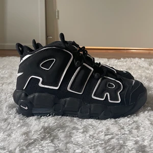 Nike air max uptempo - Nike air max uptempo, använda ett fåtal gånger så de ser nya ut. Säljer pga brist på pengar. Skriv till mig om du vill ha fler bilder eller har några frågor💖 köparen står för frakten!!