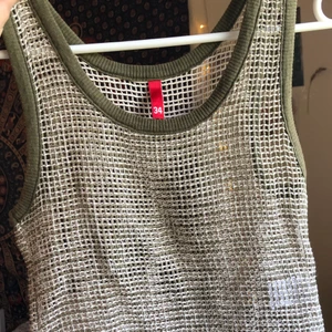 Grönt nätlinne - Säljer mitt fina nätlinne då det blivit för litet för mig (34). Den är ursprungligen från H&M och den är i väldigt bra skick (inte stretchigt)💖 Frakt tillkommer som köparen står för