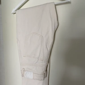 Weekday jeans - Ett par off-white färgade weekday jeans i modellen rowe. Ser ut som nya då de har används Max 6 gånger ungefär
