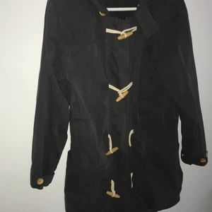 Velour By Nostalgi jacka  - Mörkgrå vindjacka från Velour by Nostalgi i stlk S. Säljer på grund av för liten storlek 