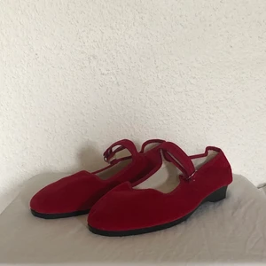 Skor - Röda ”ballerina” skor med låg klack. Oanvända. Storlek 39. 