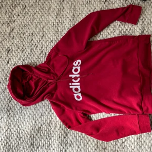 Adidas hoodie  - Skön och fin hoodie från adidas, knappt använd och i väldigt bra skick!