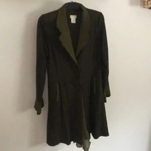 Meeeh by D.A.R figursydd kappa  - Figursydd militärgrön kappa från Neesh by D.A.R. Säljer den tyvärr då den används för sällan ...