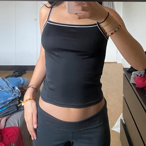 Svart linne - (Garderobsrensning!) Svart linne med vita detaljer🖤 Den har ett lite glansigt eller sportigt material vilket gör de väldigt skönt. Hittar ingen storlek men jag har s men med tanke på de stretchiga materialet så passar de lätt M. Frakt 45 kr eller mötas upp i Västerås😝