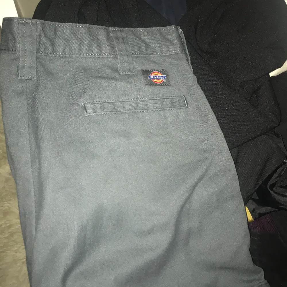 Dickies cargo pants i storlek 36x32, färgen är mörkgrå-ish. Jeans & Byxor.