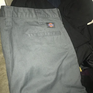 Dickies cargo pants - Dickies cargo pants i storlek 36x32, färgen är mörkgrå-ish