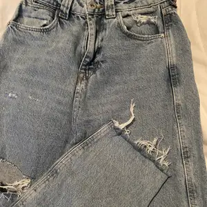 Säljer dessa trendiga jeans från Zara med hål då de är för små. 