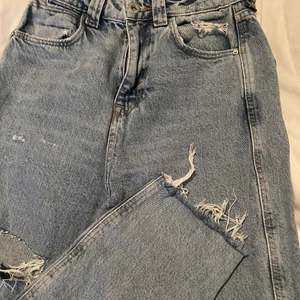 Jeans - Säljer dessa trendiga jeans från Zara med hål då de är för små. 