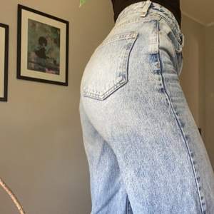 Fina blåa jeans från Gina Tricot. Älskar men då dessa är i petite och jag är 175 cm så är dom aldeles för korta. Har köpt likadana fast inte petite. Har storlek 34 och sitter prefekt på mig i midjan. Jag köpte dom för 599 kr förra sommaren. Använda några gånger under förra sommaren💗☀️🦋 200 kr + frakt
