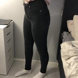 högmidjade jeans  - lite urtvättade men annars ok skick