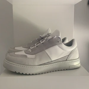 Filippa K Skor - Snygga Filippa K sneakers. Använda 1 gång. Jätte bra skick. Storlek 41, passar både killar och tjejer