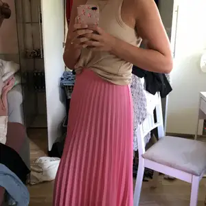 Säljer min jättevackra rosa plisserade kjol ifrån hm (går inte att köpa längre). Den kommer inte till användning längre men den är väl använd.