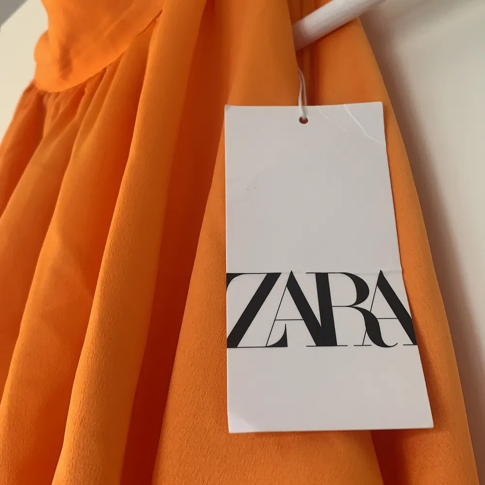 Säljer denna helt oanvända festtopp från Zara, storlek S! Passade inte mig så hoppas någon annan kan få användning av den🥰. Toppar.