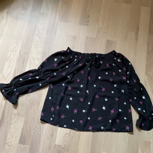 Blus strl 36 - Blommig Blus från Gina i storlek 36 