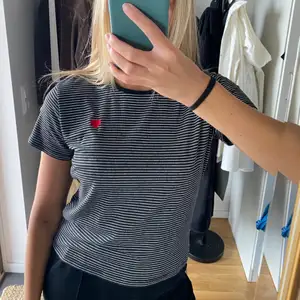 Randig t-shirt från Bik Bok i storlek M🤍 sitter som en S.