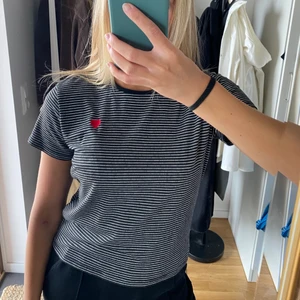 T-shirt - Randig t-shirt från Bik Bok i storlek M🤍 sitter som en S.