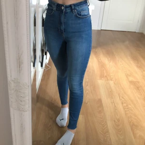 Blåa jeans från NA-KD - Blåa jeans från na-kd, storlek 34. Använda men fint skick! 150kr + frakt (66kr)