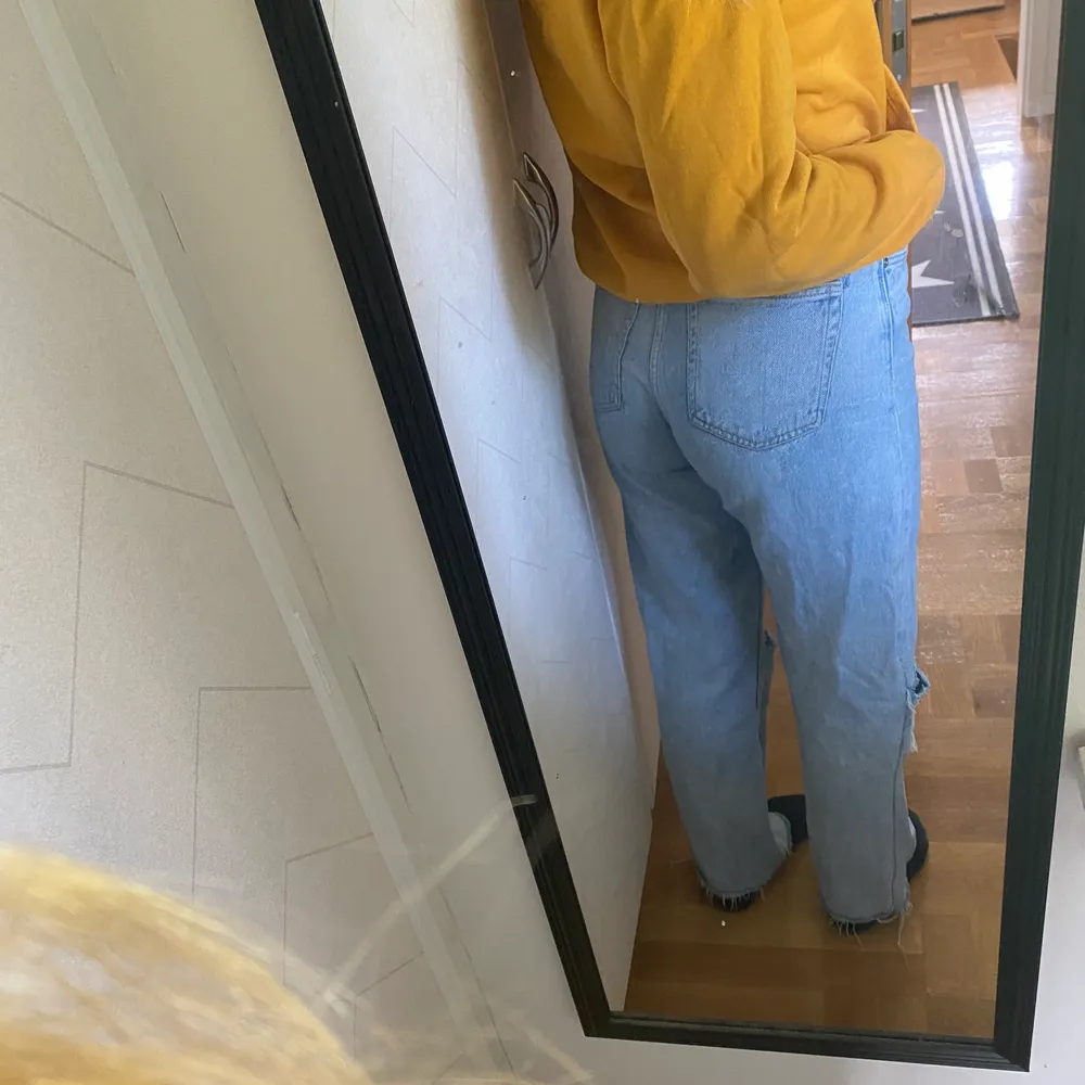 Monki Yoko jeansen som är insydda i benen för att bli mer raka och i midjan från en 28 till en 27:a. Sedan egna klippta hål . Jeans & Byxor.