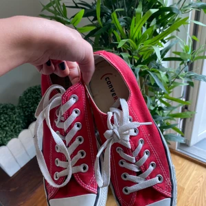 Röda converse ❤️ - Dessa har jag haft ett tag och får inte användning av dom längre. Storlek 37,5 